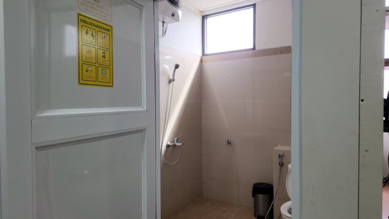 Toilet Kamar VIP dengan Pemanas Air dan WC Duduk