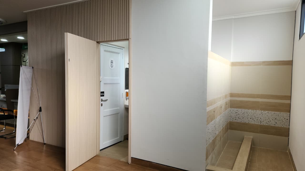 toilet poli eksekutif