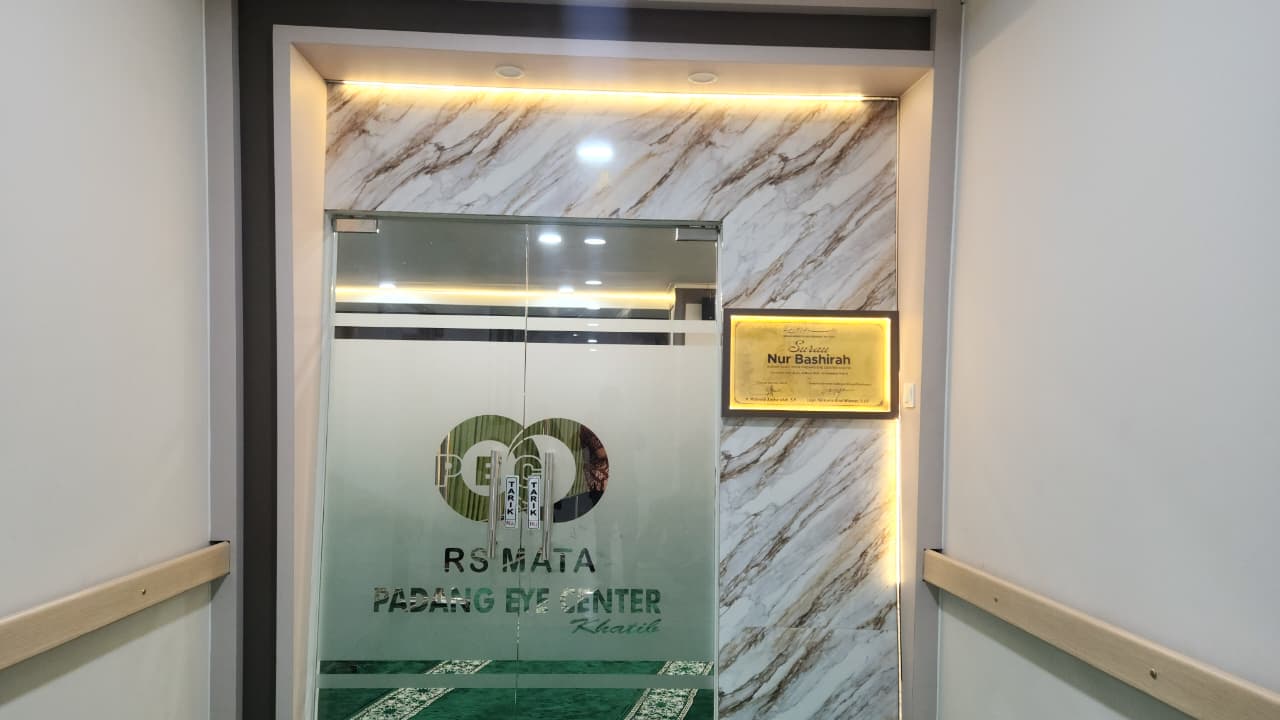 Pintu masuk mushola lantai 1