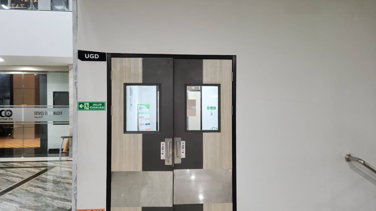 pintu masuk & keluar dari dalam rs